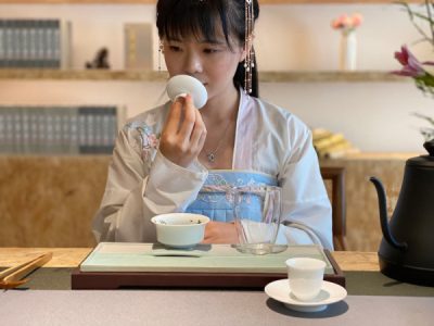 Smelling Gai Xiang lid fragrance