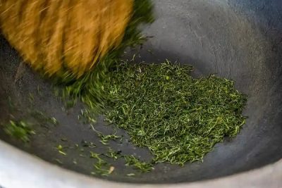 Xinyang Maojian pan-firing process