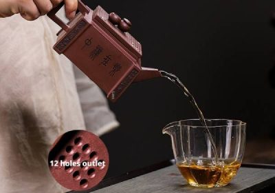 Brewing tea with Yixing teapot