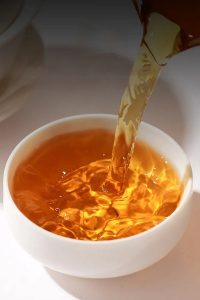 Brewing Dianhong tea