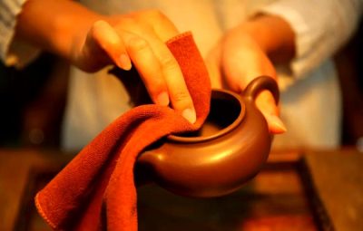Polishing Yixing teapot with tea towel